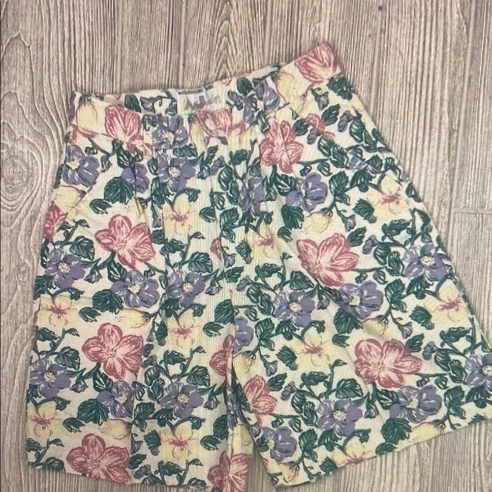Vintage AJ Brandon Women's Size 9/10
White Floral High Waisted Mom Shorts
Retro